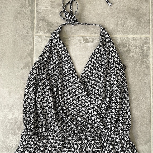 BCBGeneration White & Black Printed Surplice Halter V-Neck Knee Length Dress XS - Picture 4 of 4